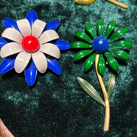 Bundle of 11 vintage flower brooches & earrings - Picture 11 of 14